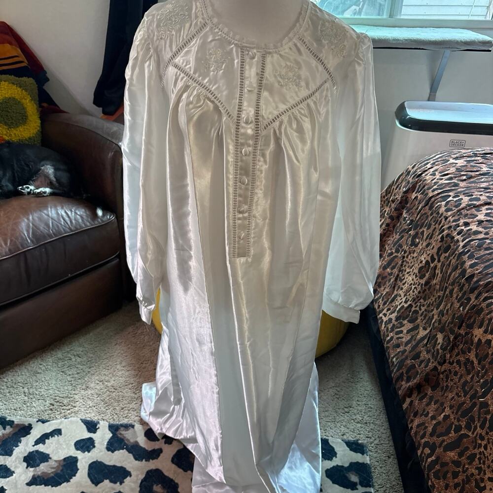 Vintage Aria White Satin Embroidered Long Nightgown Romantic